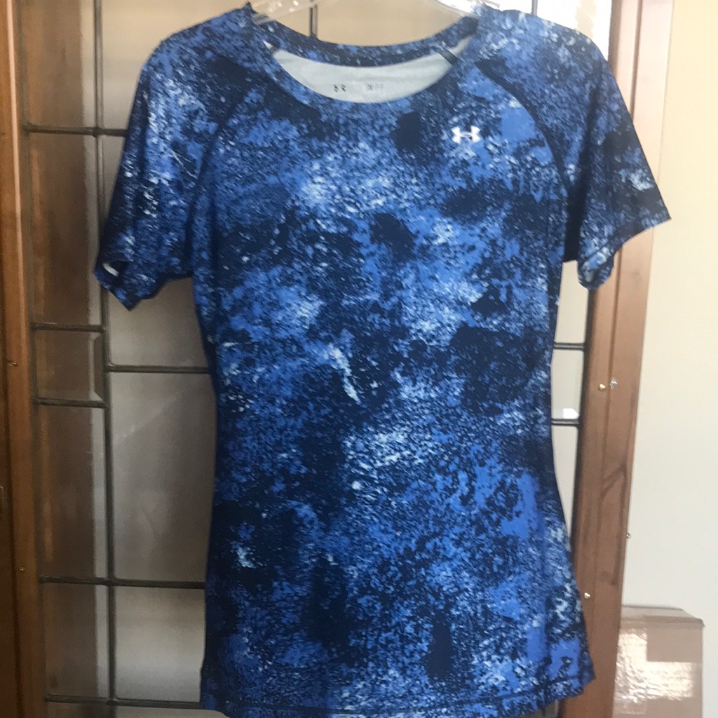 Under Armour Heat Gear Size Small Activewear Top.